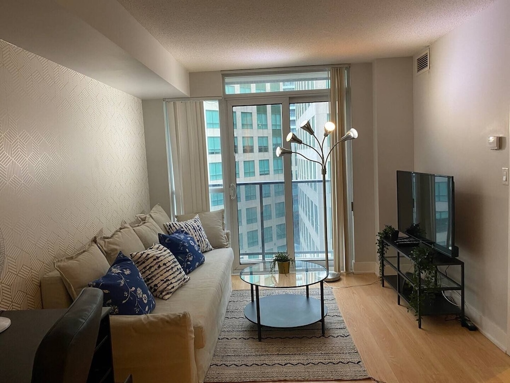 The Bay Suites Rogers Center - Image 4