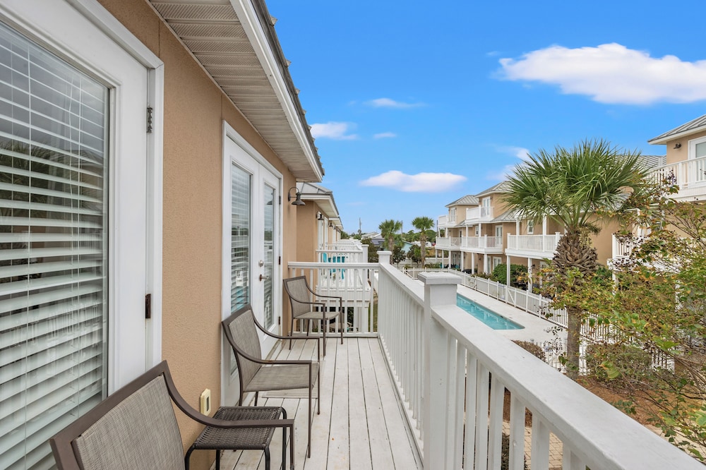 Escape to Sand Dollar Holler: Coastal Retreat, 3 Beds, 2.5 Baths, Sleeps 10!