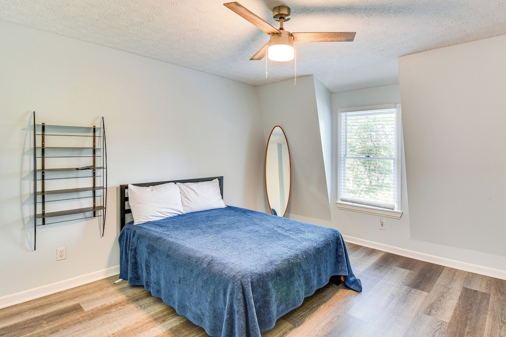 Woodsy Retreat w/ Deck & Views in Dahlonega!