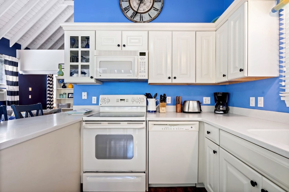 Captains Cottage Sleeps 6!