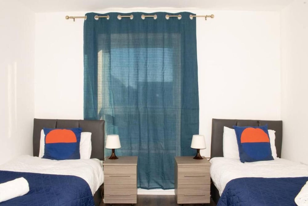 TMS Beautiful 2BR Apartment! Ensuite! Lakeside view 2