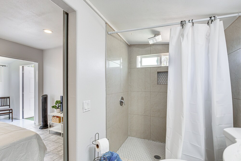 3 Mi to Coachella: Quaint Studio w/ Shared Yard!