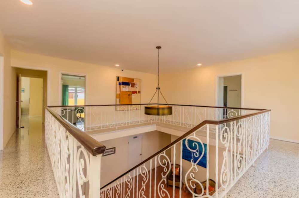 NEW 6br6 5BA Villa 200m to Beach w Privatepool