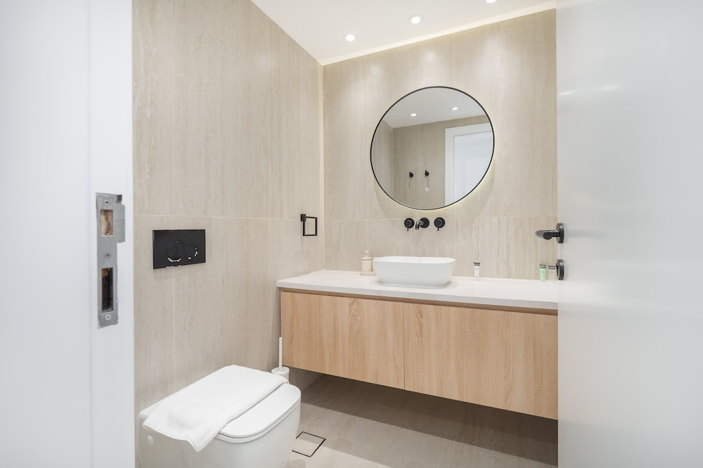 Bright and Airy 1-bedroom Apartment Perfect for 4 in Dubai Marina