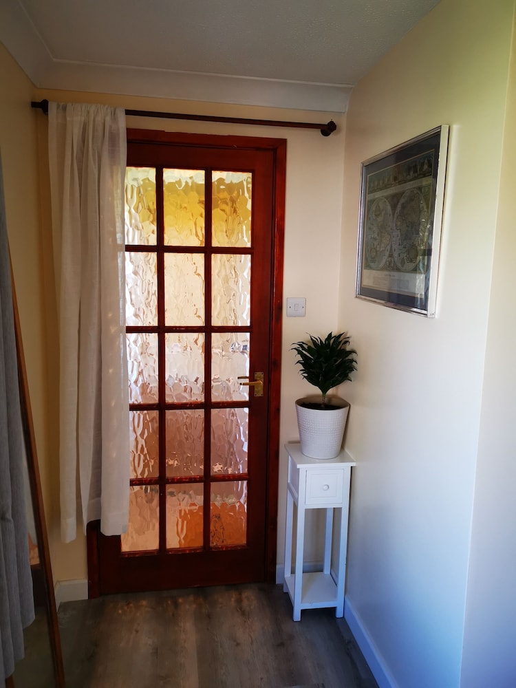 Impeccable 1-bed Lodge in Eastleigh view 3