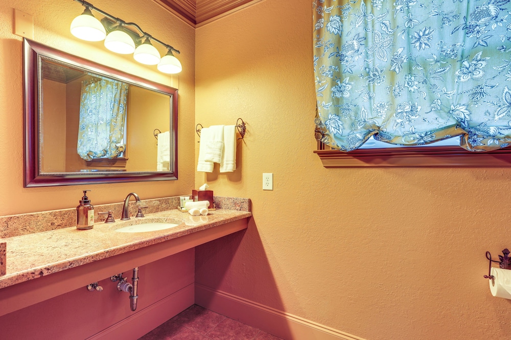 Private Hot Tub: 'bays View Lodge' in Kingsport!