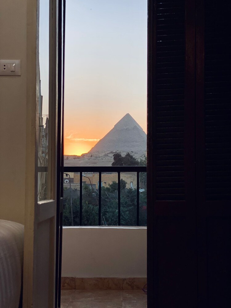 Isis pyramids view inn