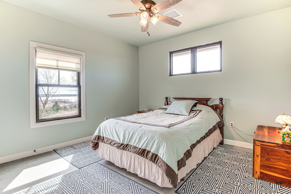 Family-friendly Apt w/ Lake Views in Ponca City!