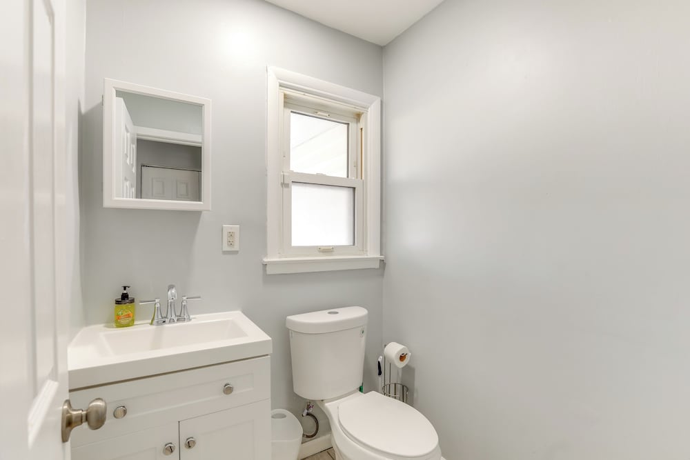 3 Mi to Dtwn: Home w/ Yard in Newark