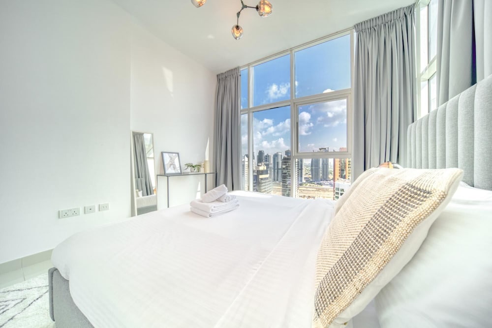 Premium 2BR Apt w Marina Views