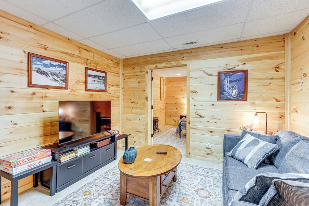 5 Mi to Dtwn Blue Ridge: Spacious Cabin w/ Hot Tub