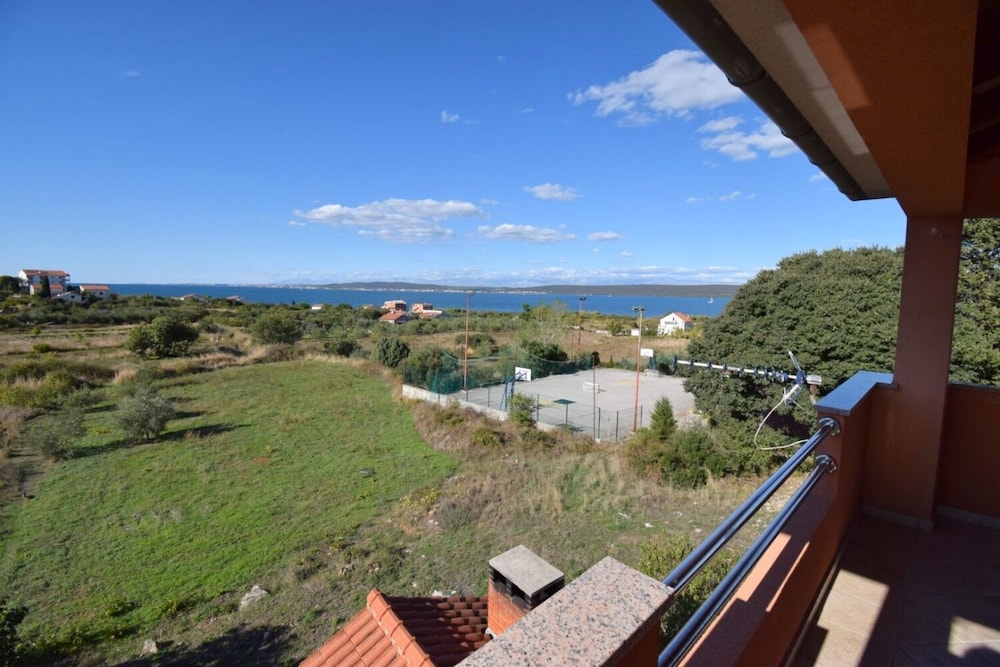 Pero - Free Parking - A2- Crveni view 4