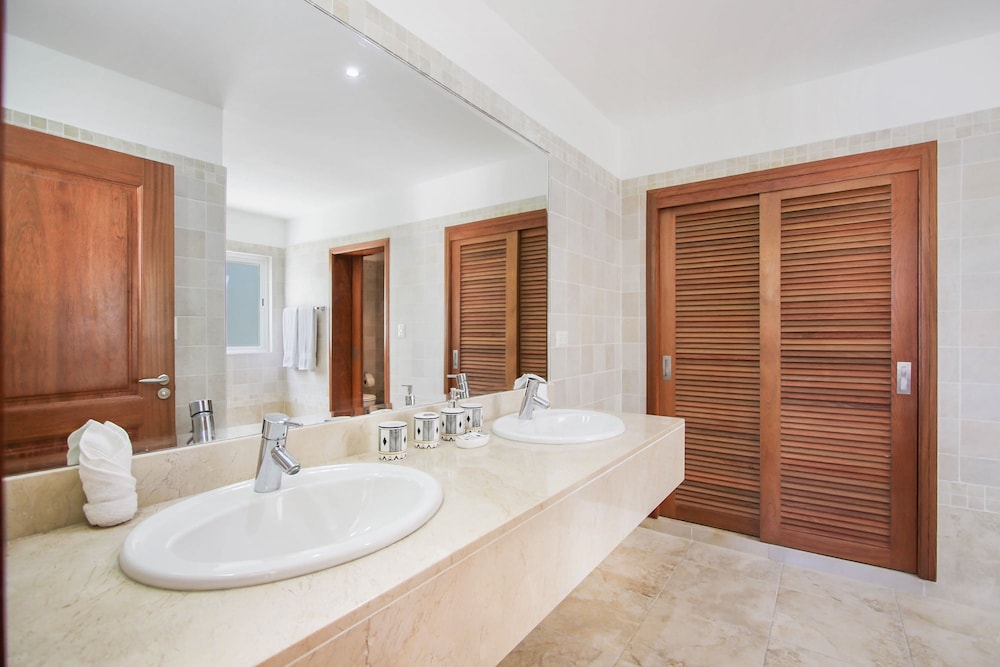 Luxury Golf Villa in Bavaro Cocotal Palma Real Pool Jacuzzi Staff