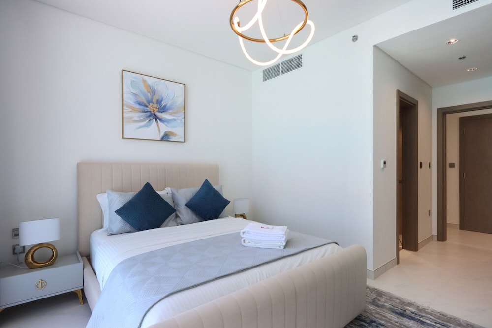 Panoramic 2BR at District One