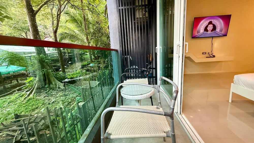 Emerald 412a - Studio With Balcony and Shared Pool