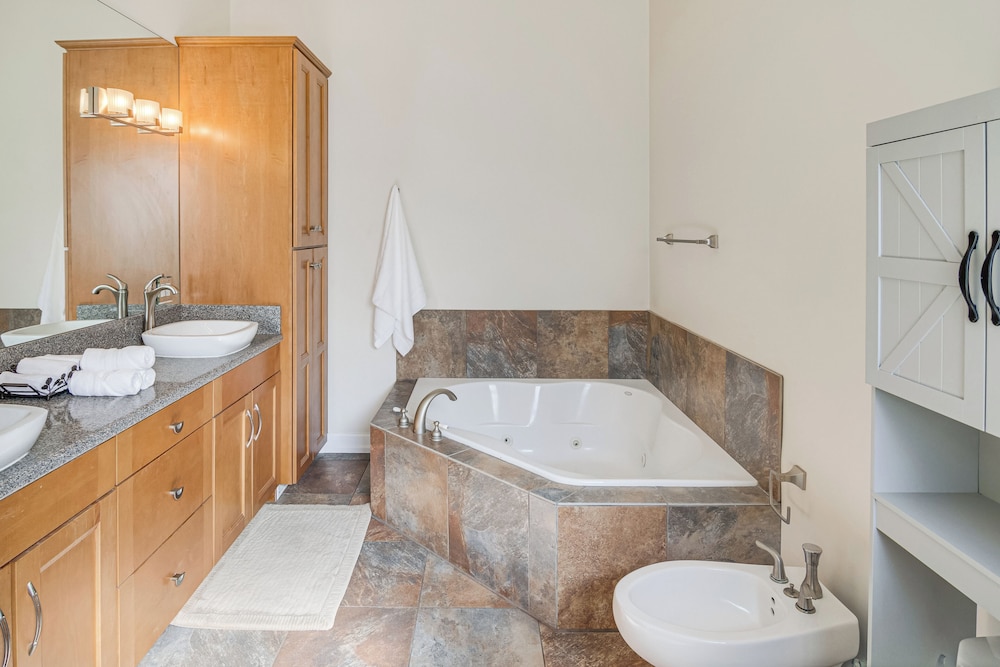 Home Close to Trails & Shopping in Thousand Oaks!