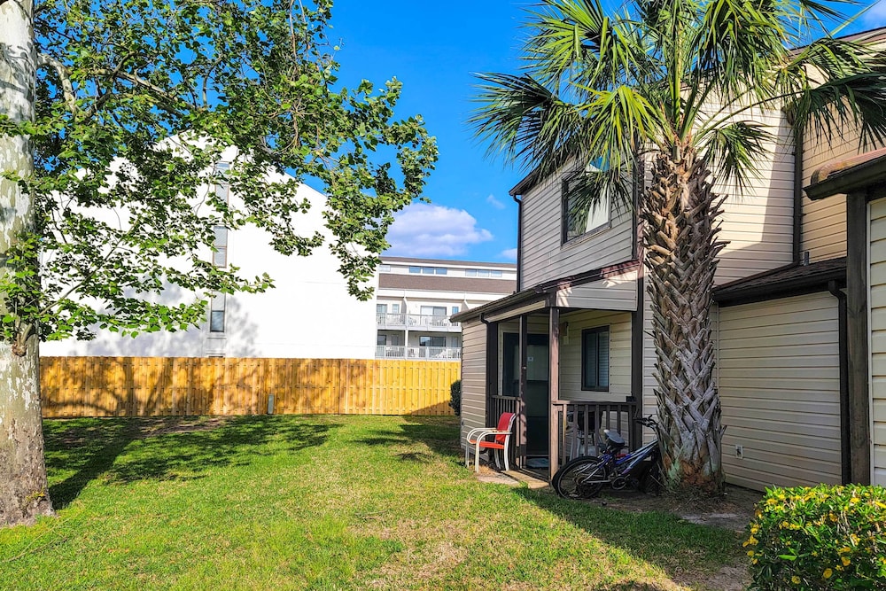 Beautiful PCB Townhome: Balcony & Resort Amenities