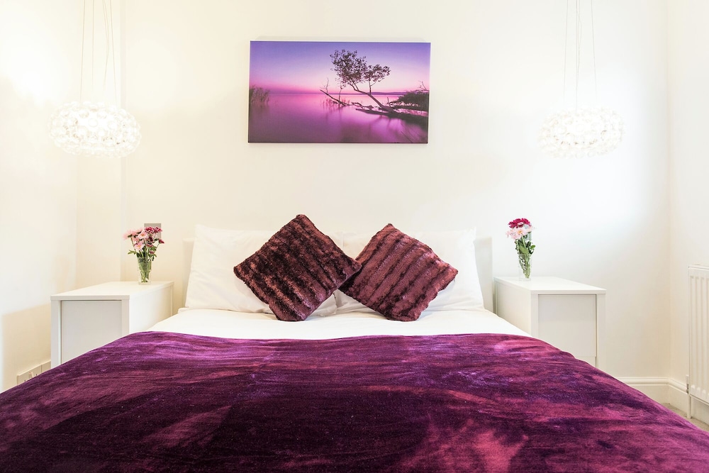 JOIVY 2-bed flat in West London