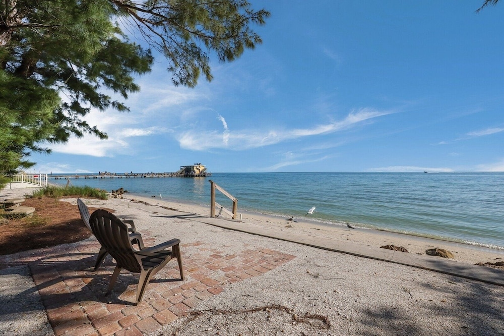 Dolphins Run 3 Bedroom Home by RedAwning view 2