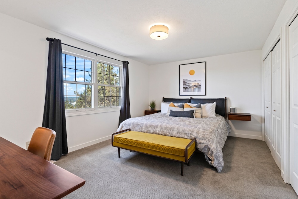 Serenity On 6th 30 Day Minimum 4 Bedroom Home by RedAwning