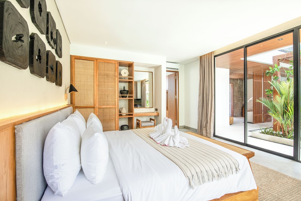 Luxury 5BR Villa, 200m to Brawah's Beach Bliss