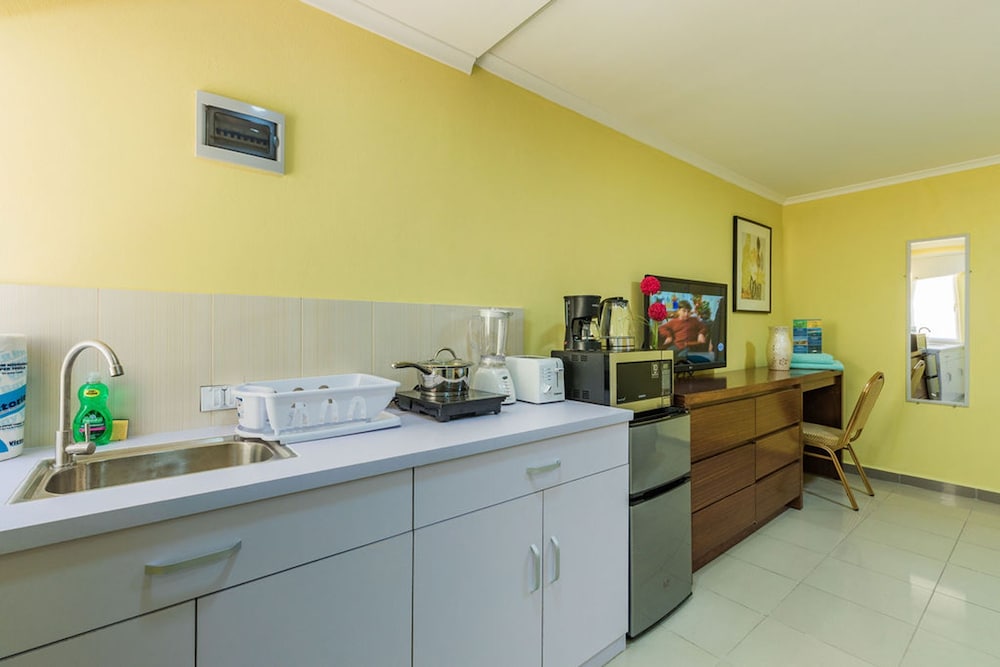 King Size Bed Studio w Pool Close to Beaches