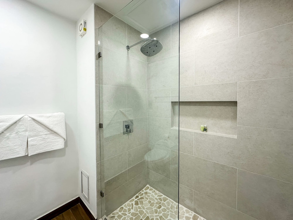 Steps to Sandy Beach Pool Renovated 2BR Condo