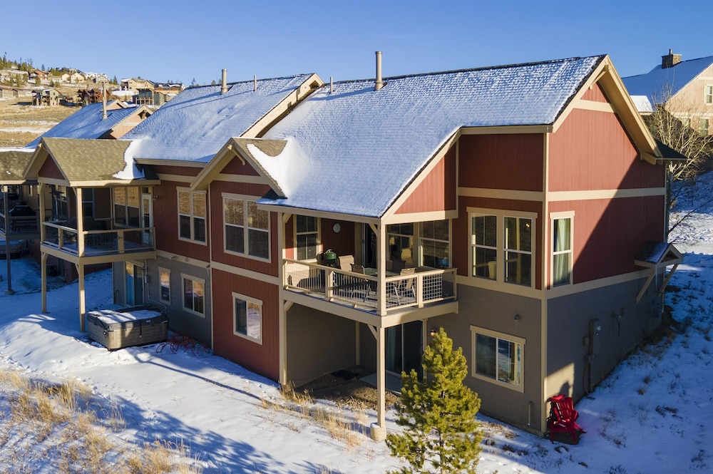 Peak View Drive 3 Bedroom Townhouse by RedAwning view 5
