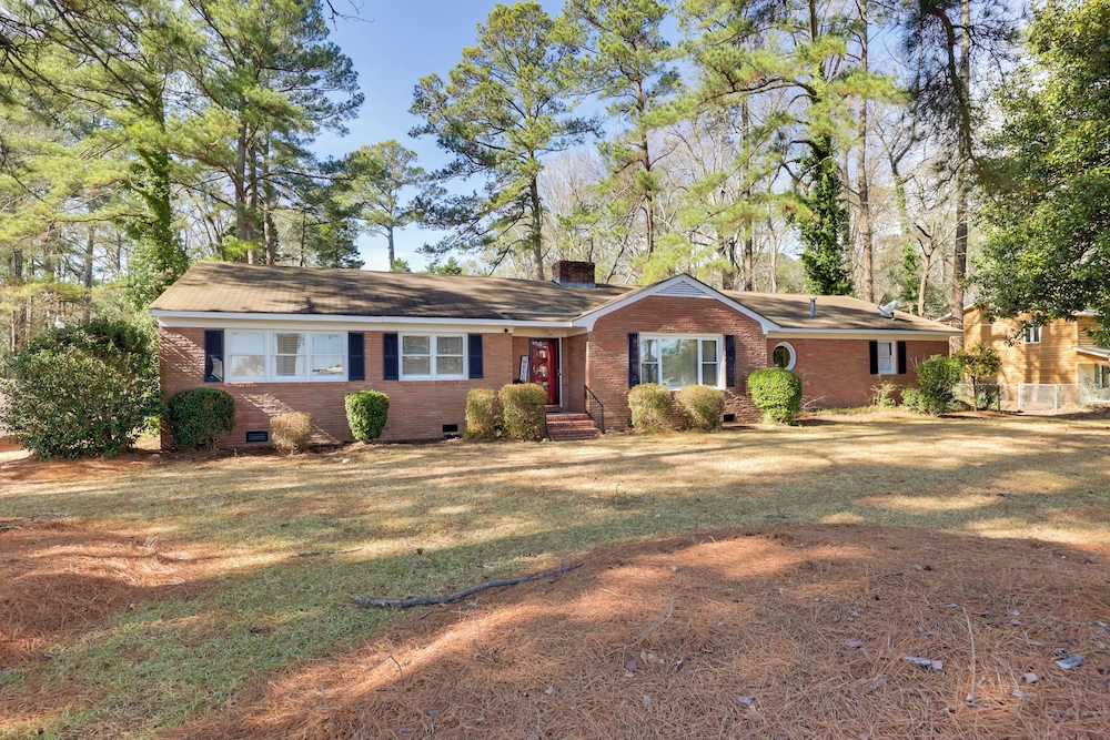 < 2 Mi to Ecu: Cozy Greenville Getaway w/ Porch!