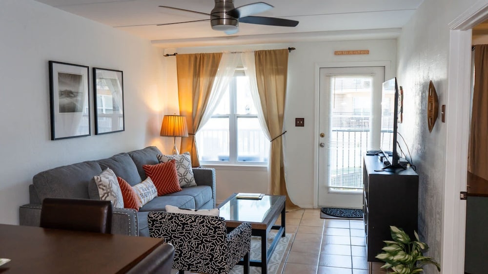 Cozy Family Retreat Steps To Beach Pool / Hot 2 Bedroom Apts