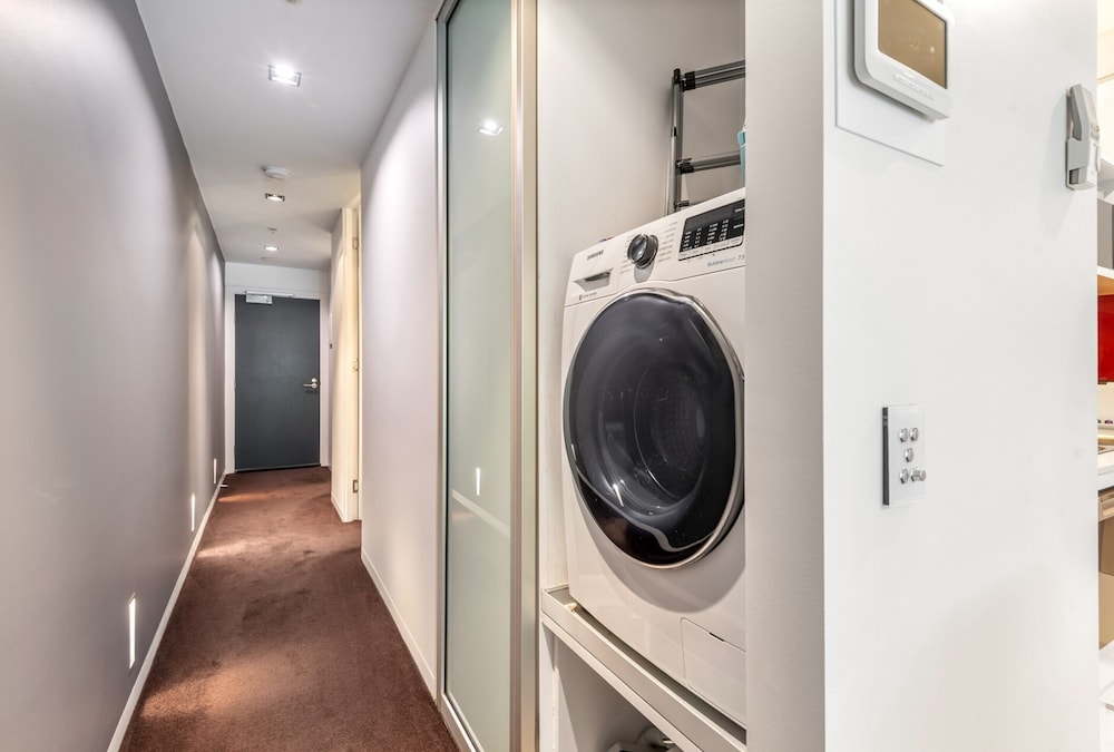 Sleek & Central 2-bed Apartment in Melbourne