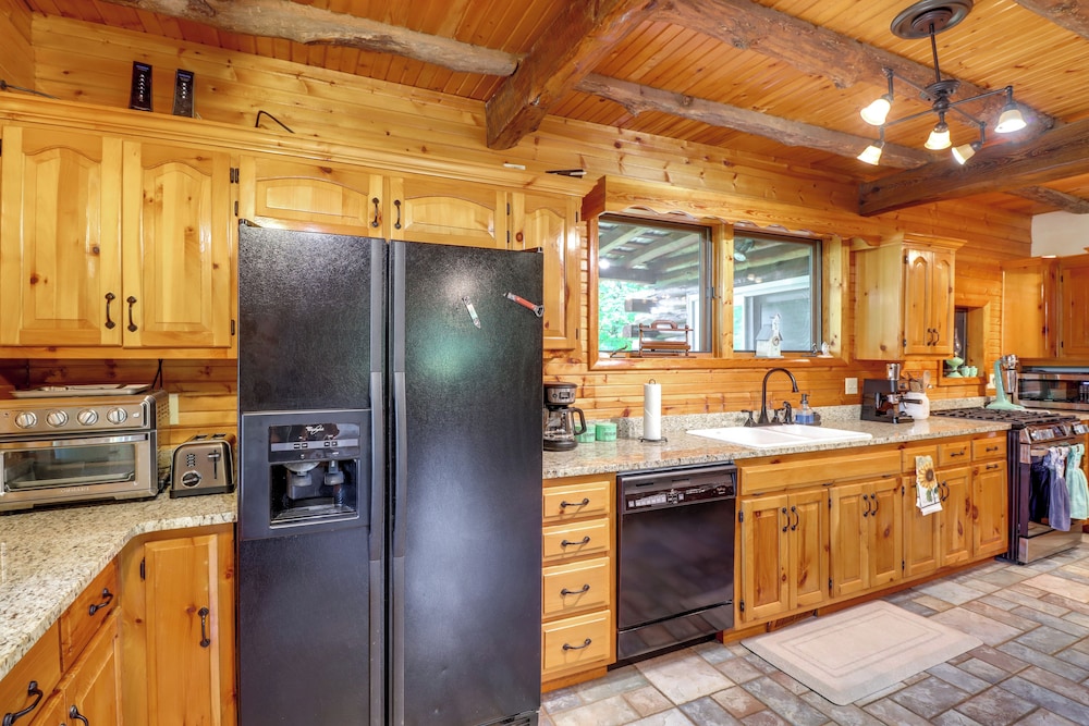 3,000 Sq Ft + Game Room: Ozarks Serenity Cabin!