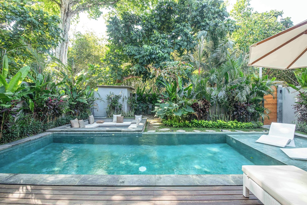 Enchanting 5BR Canggu Villa Moments to Sea
