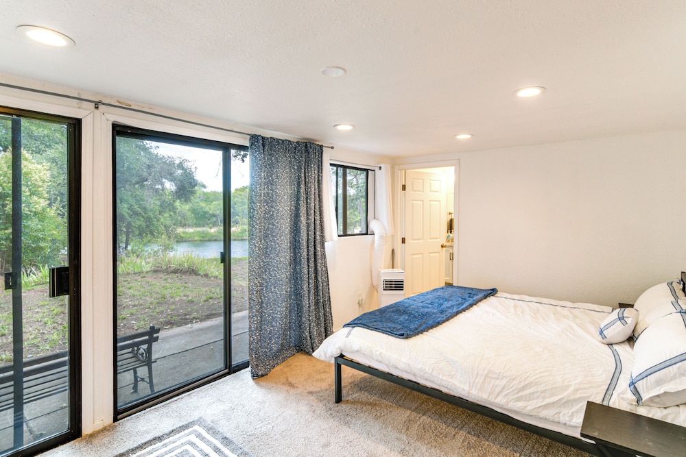 5 Mi to Lake Oroville: Huge Riverfront Home!