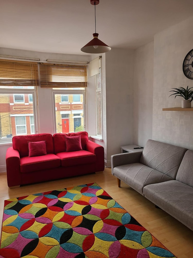 2 Bed Flat - Sleeps 3 - Parking - Wifi view 5