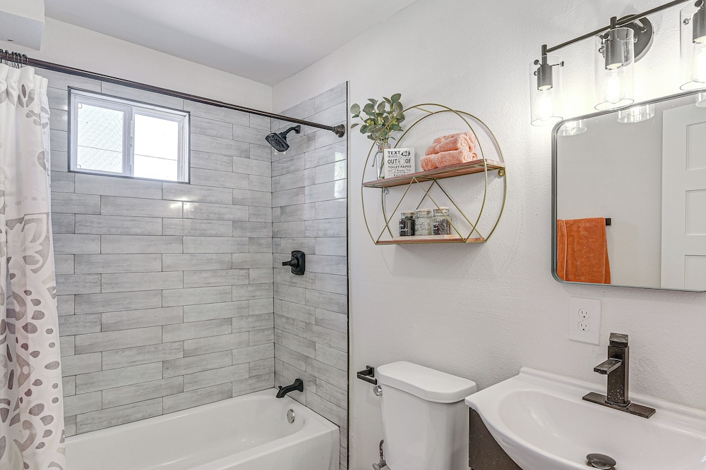 Pet-friendly Galveston Retreat < 1 Mi to Beaches!