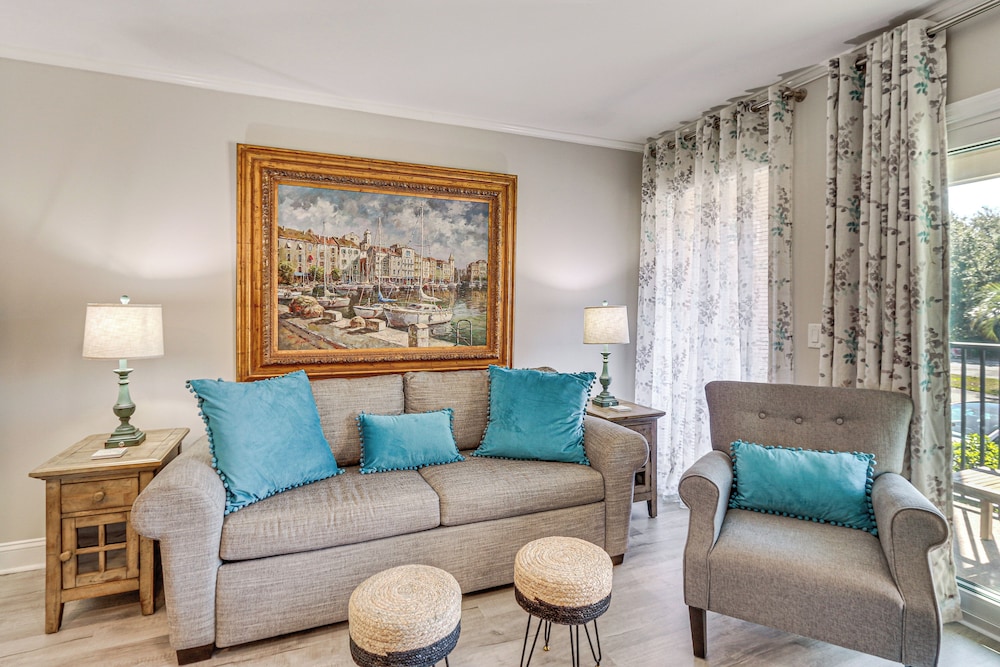Pool, Tennis & Gym: Resort Condo in Hilton Head!