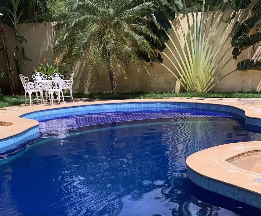 Casa com Piscina - Quartos Privativos