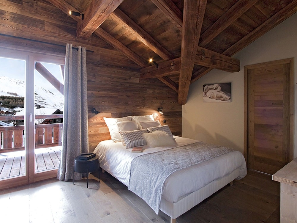 Chalet in Les Deux Alpes With Heated Pool
