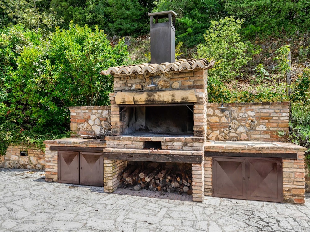 Luxury, Modern Apartment With Pool and Stunning Views