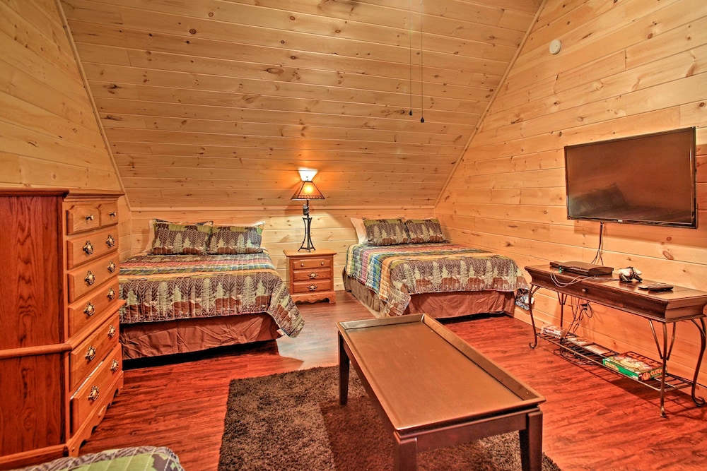 Creekside Cabin w/ Hot Tub in Gatlinburg!
