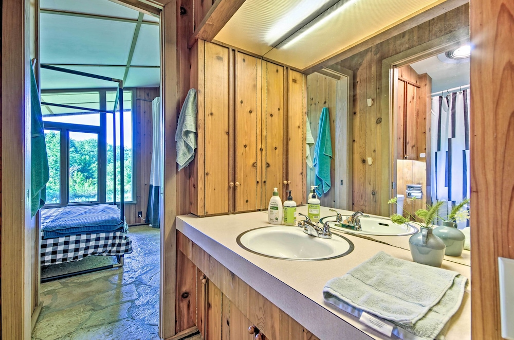 Tranquil Mid-century Modern Cottage w/ Forest View