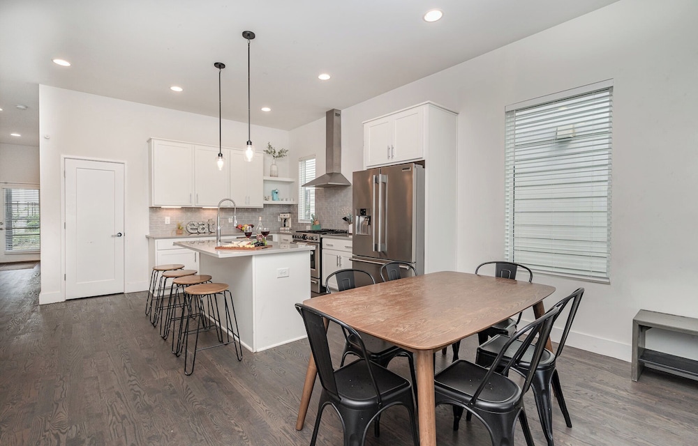 Jade - Private Patio and Balcony - Near Germantown