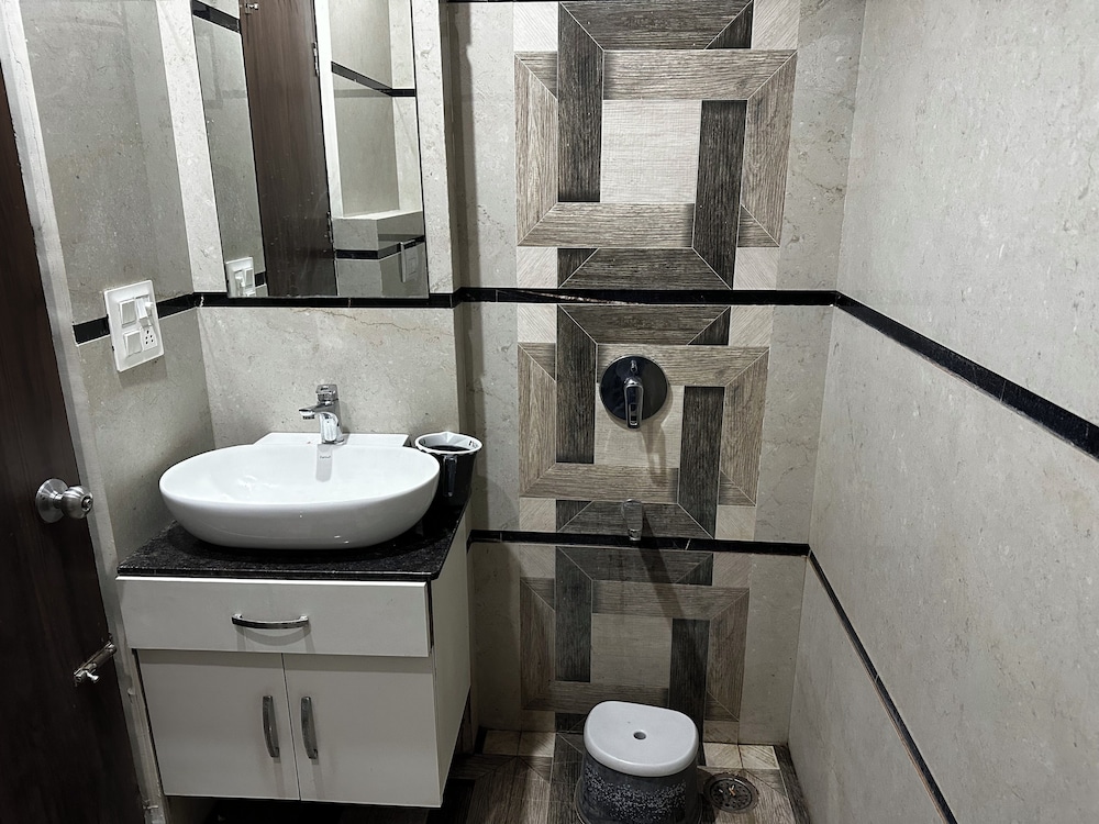 Grover international hotel