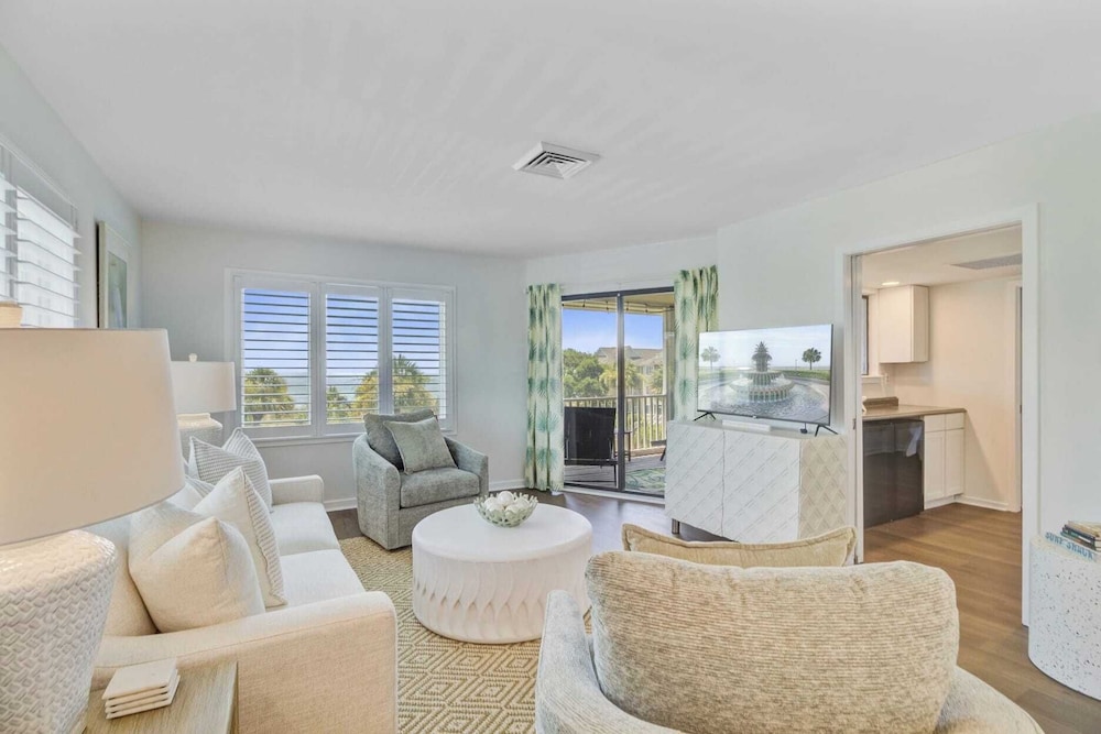 Oceanview Condo + Pool, Balcony & Beach Access 304 D Port O Call by Avantstay