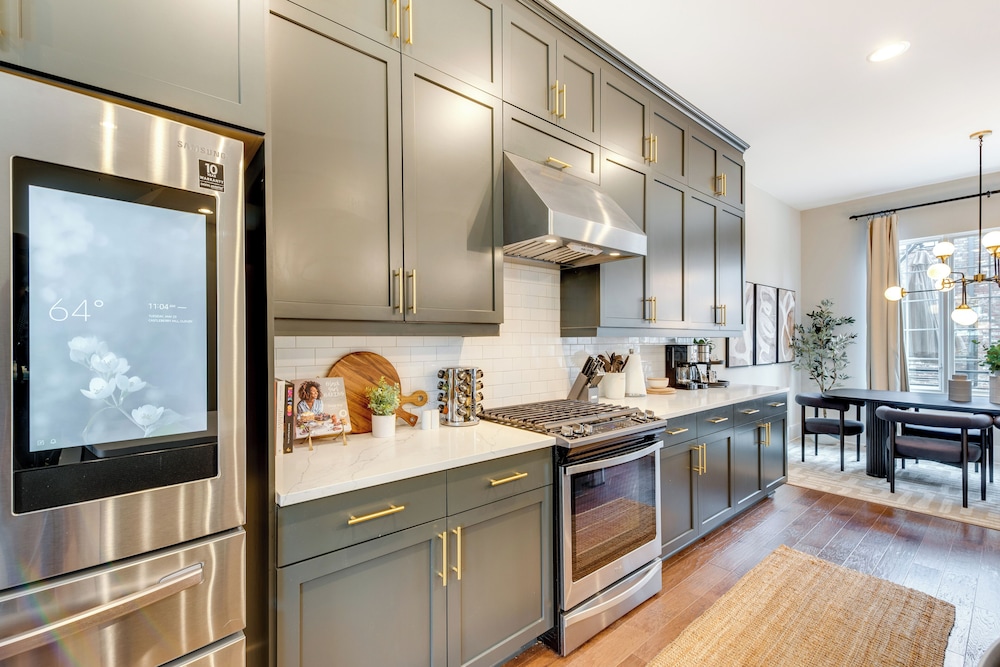 Chic Atlanta Vacation Rental ~ 1 Mi to Downtown!