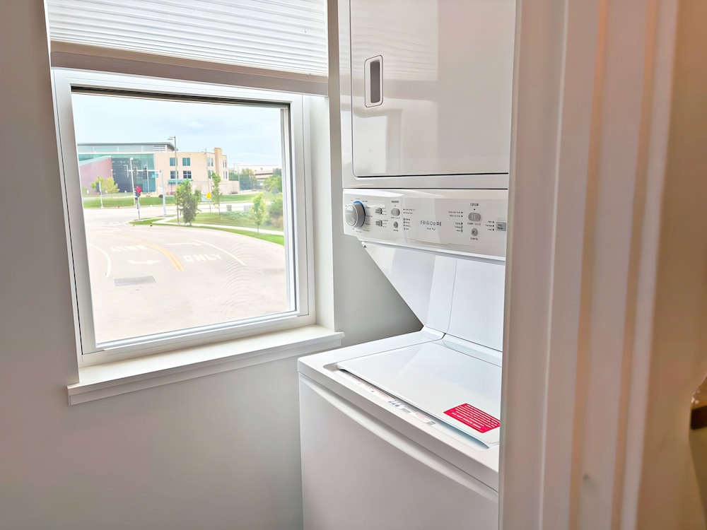 Modern 4BR with Parking - WV rep 4