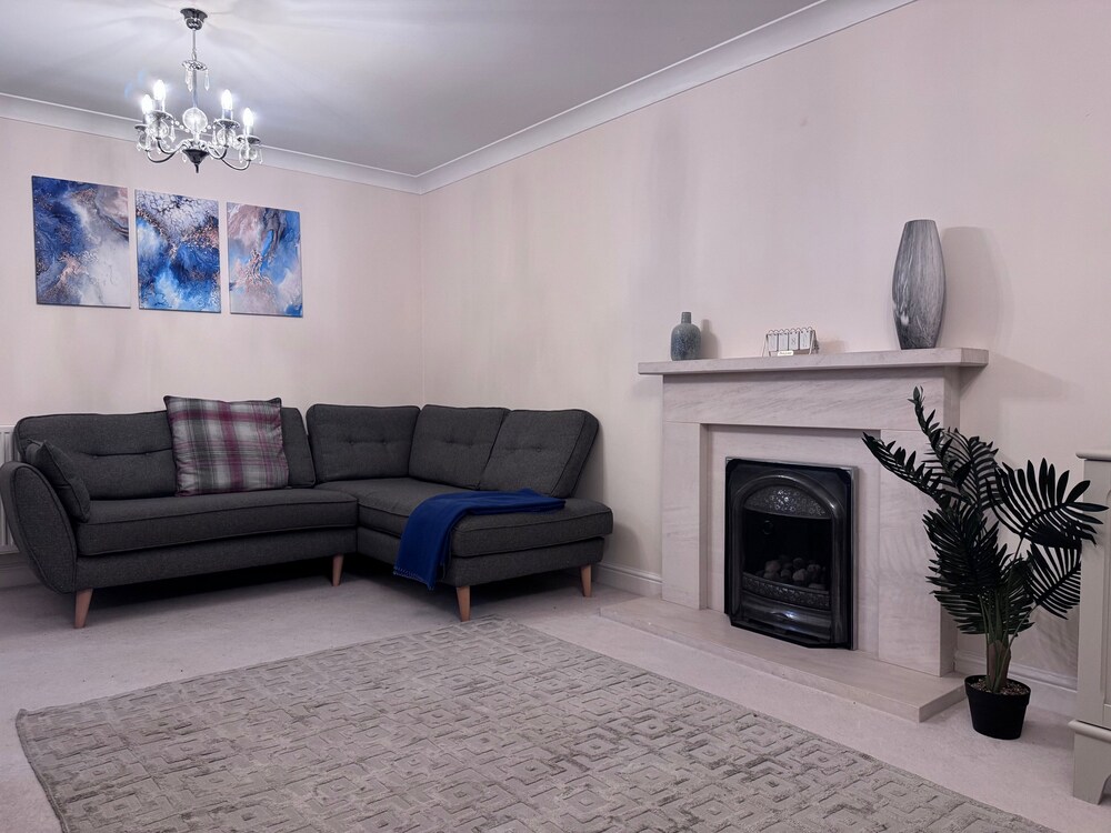 Spacious 4Bd House With Character In Coventry