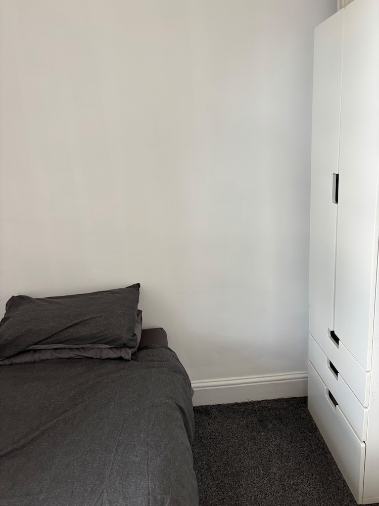 Modern 2-bed Victorian Apartment - Sleeps 6 & Pets