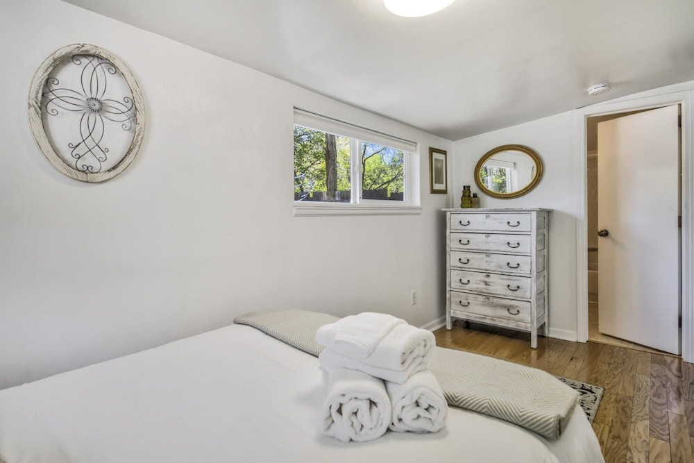 1BR Colorado Cottage Charm Hiking and Broadmoor view 5